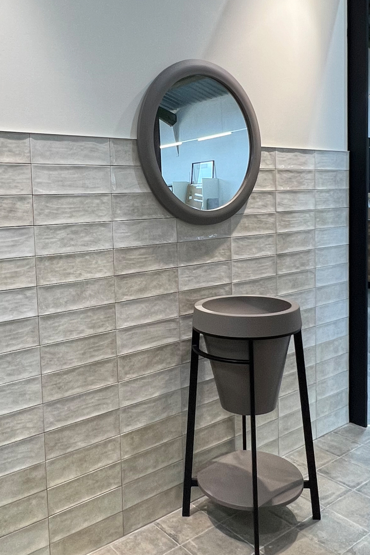 lavabo moderno con espejo redondo